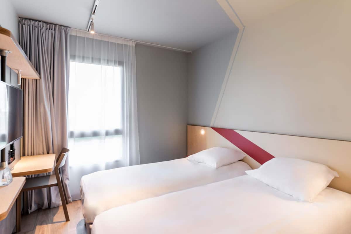 Blackout curtains, soundproofing, iron/ironing board, free WiFi