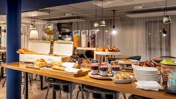 Tägliches kontinentales Frühstück (12 EUR pro Person)