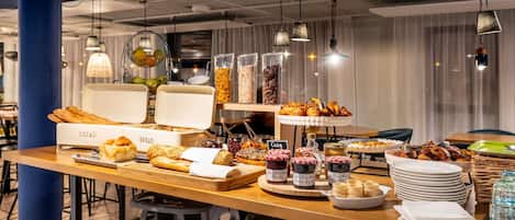 Déjeuner continental (12 EUR par personne)