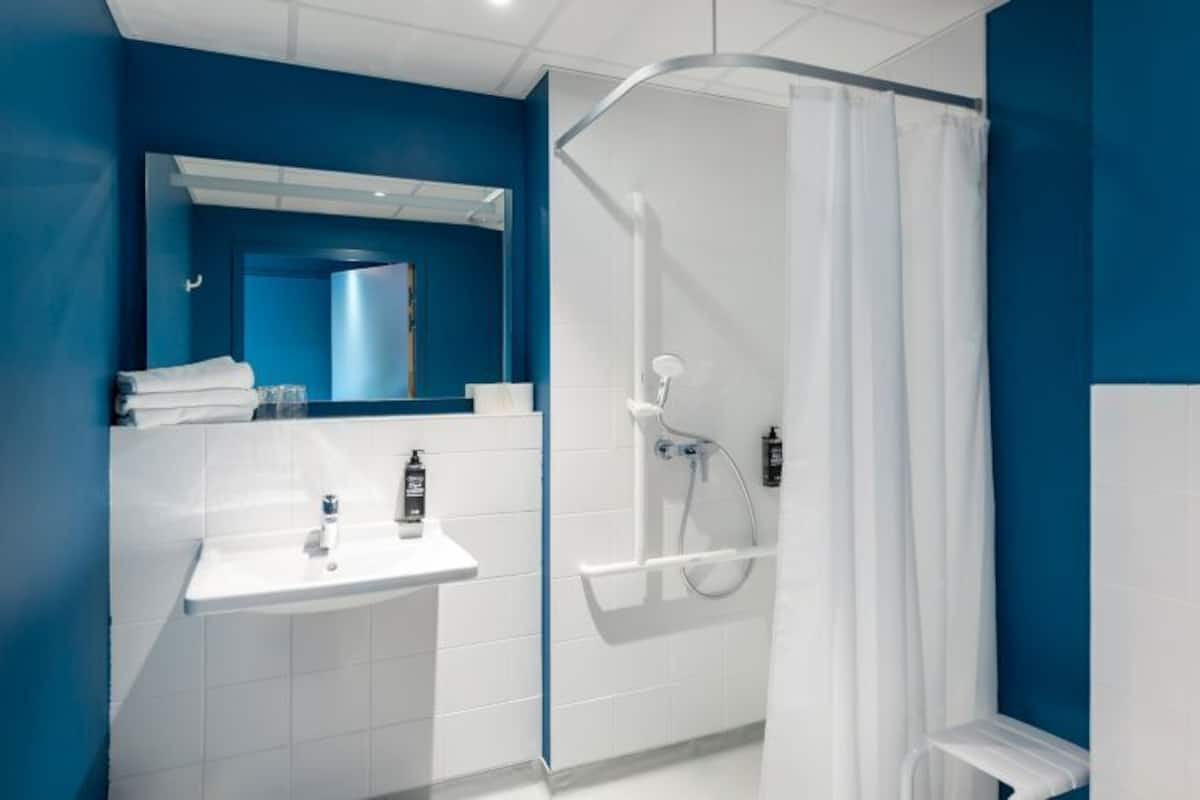 Zimmer, Mehrere Betten, barrierefrei | Badezimmer | Dusche, HandtĂŒcher, Seife, Shampoo