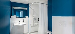 Chambre, Plusieurs lits, accessible aux personnes à mobilité réduite | Salle de bain | Douche, serviettes fournies, savon, shampooing
