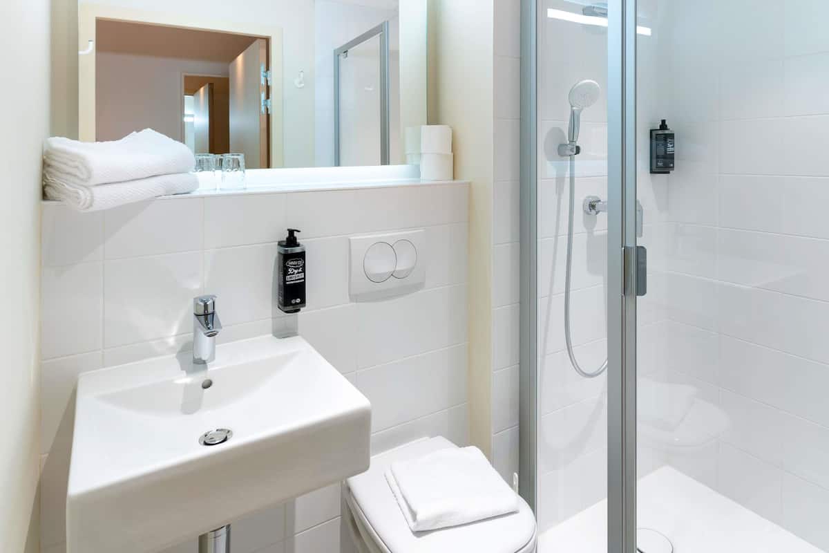 VerdunkelungsvorhĂ€nge, schallisolierte Zimmer, BĂŒgeleisen/BĂŒgelbrett