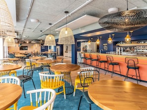 Bar (trong khuôn viên)