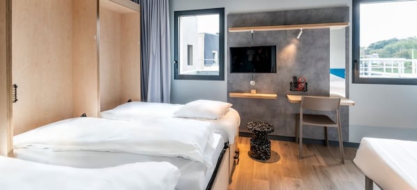 Habitación, varias camas, con acceso para personas discapacitadas | Cortinas blackout, insonorización y tabla de planchar con plancha 