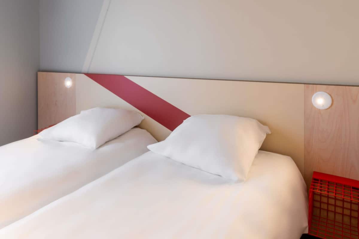 VerdunkelungsvorhĂ€nge, schallisolierte Zimmer, BĂŒgeleisen/BĂŒgelbrett