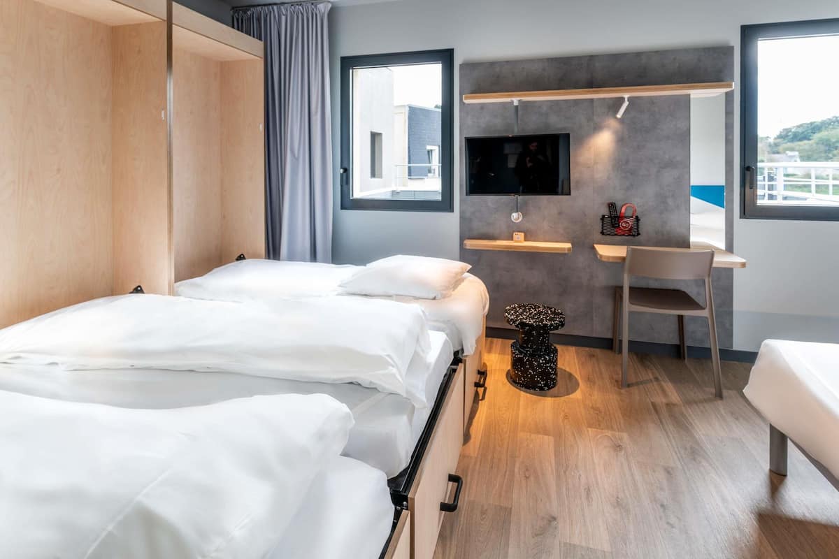 VerdunkelungsvorhĂ€nge, schallisolierte Zimmer, BĂŒgeleisen/BĂŒgelbrett