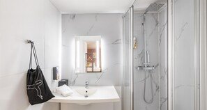 Shower, hair dryer, towels, soap - Sure Hotel by Best Western Nimes Est (Marguerittes)