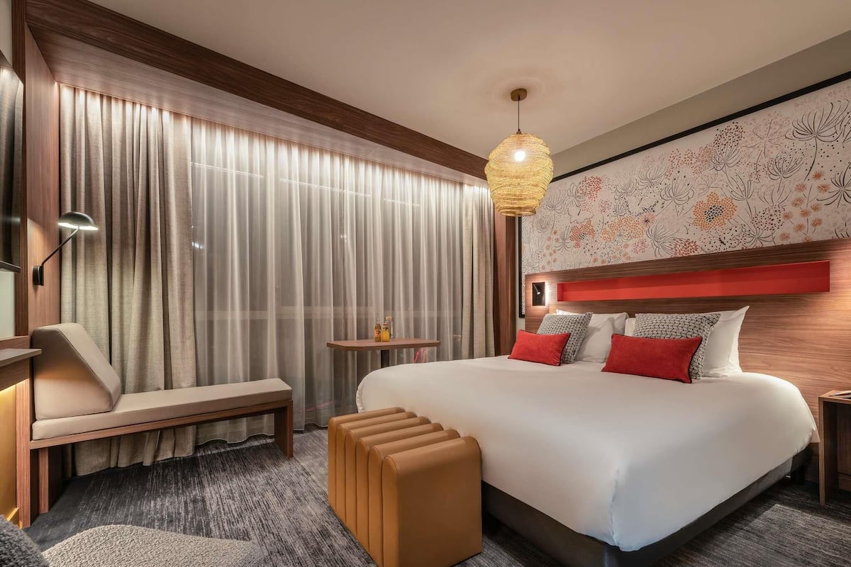 Deluxe-Zimmer, 1 Doppelbett, Buchtblick | Zimmersafe, laptopgeeigneter Arbeitsplatz, Verdunkelungsvorhänge