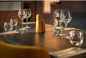 Déjeuner et dîner servis sur place, spécialités Cuisine française