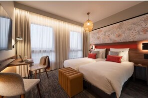 Rom – superior, 2 enkeltsenger | Safe på rommet, skrivebord for bærbar PC og blendingsgardiner