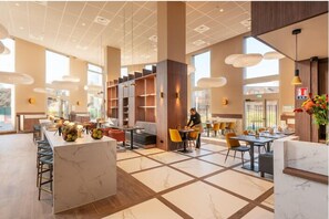 Petit déjeuner buffet (14.90 EUR par personne)