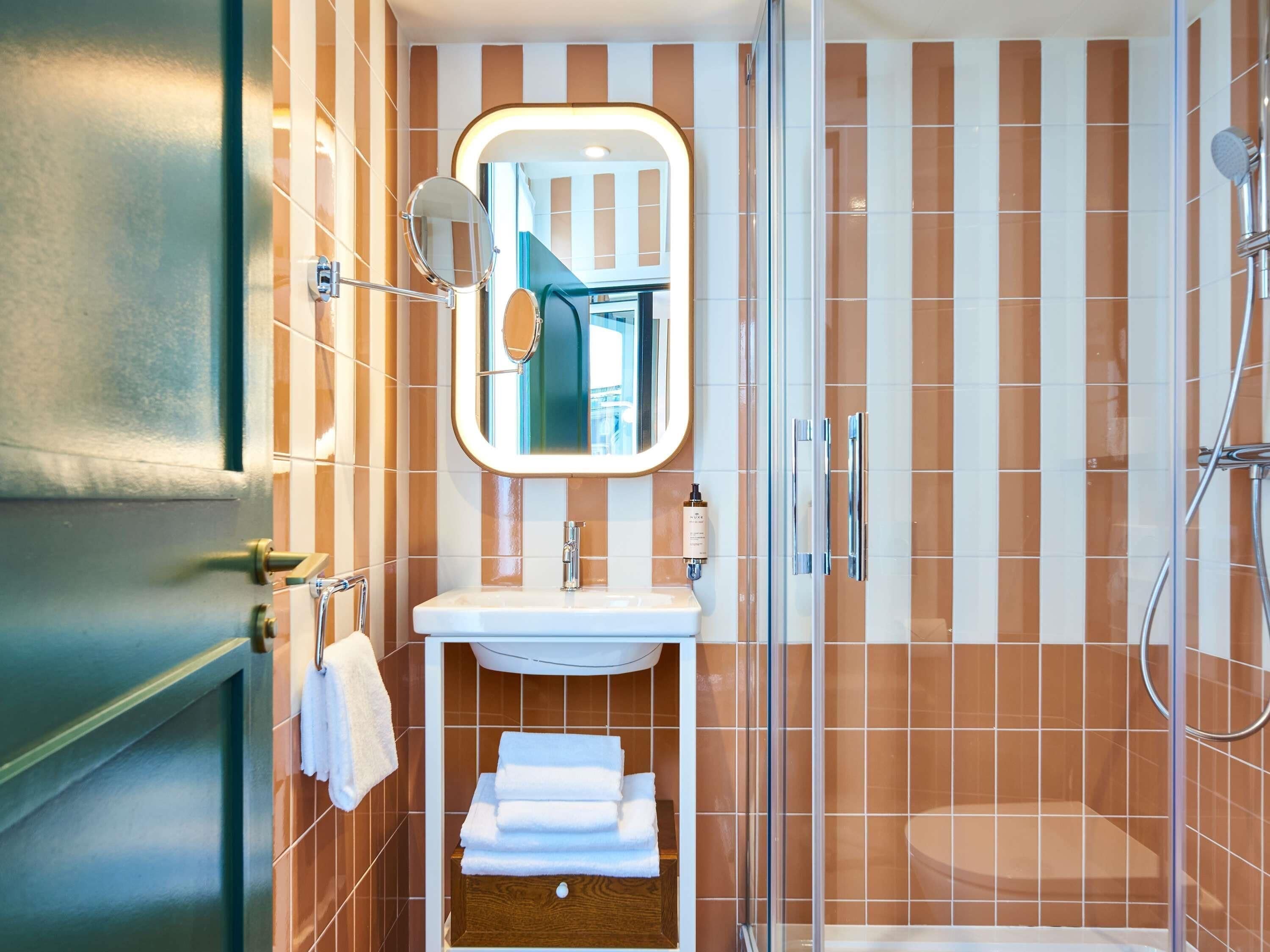 Sengetøy av topp kvalitet, safe på rommet og blendingsgardiner