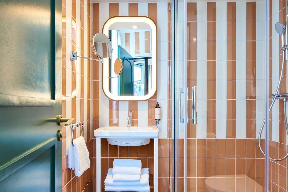 Premium-sengetøj, pengeskab på værelset, mørklægningsgardiner