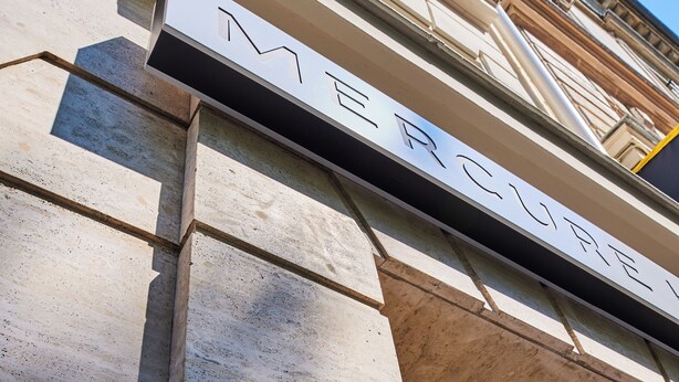 A building facade with a sign reading "Mercure." - Mercure Paris Butte Montmartre Basilique (Paris)