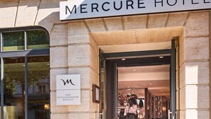 The exterior of the Mercure Hotel with a sign above the entrance and a smaller sign indicating the hotel's location in Paris, butte Montmartre, basilique. - Mercure Paris Butte Montmartre Basilique (Paris)