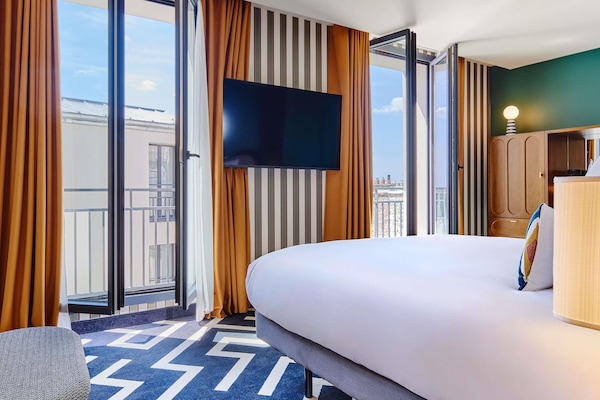 Premium bedding, in-room safe, blackout drapes, soundproofing