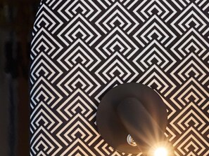 Ropa de cama de alta calidad y caja de seguridad en la habitación 