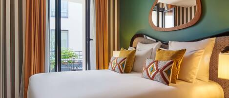 Ylelliset vuodevaatteet, tallelokero huoneessa, pimennysverhot