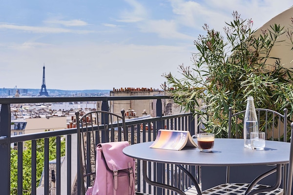 Premium bedding, in-room safe, blackout drapes, soundproofing