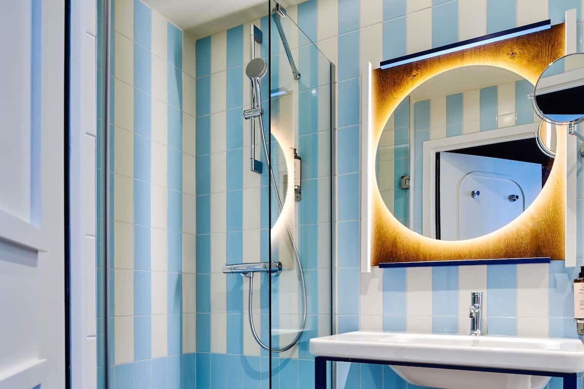 Premium bedding, in-room safe, blackout curtains, soundproofing