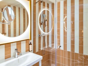 Ropa de cama de alta calidad y caja de seguridad en la habitación 