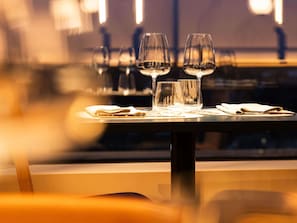 Petit déjeuner, déjeuner et dîner servis sur place