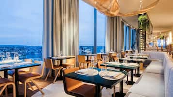 Serveert ontbijt, lunch en diner