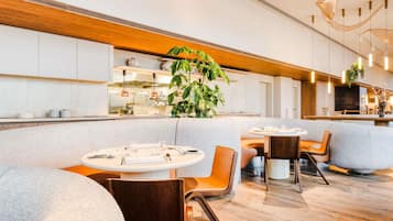 Desayuno continental diario (EUR 30 por persona)