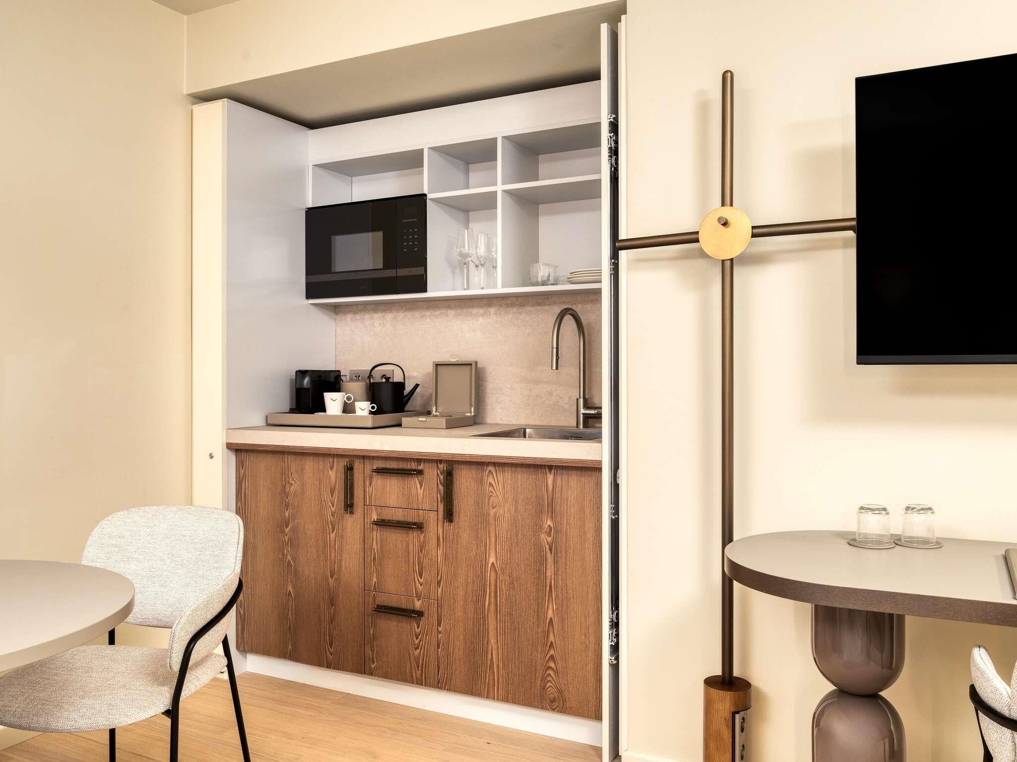 Junior-suite - 1 kingsize-seng | Premium-sengetøj, minibar, pengeskab på værelset, individuelt design
