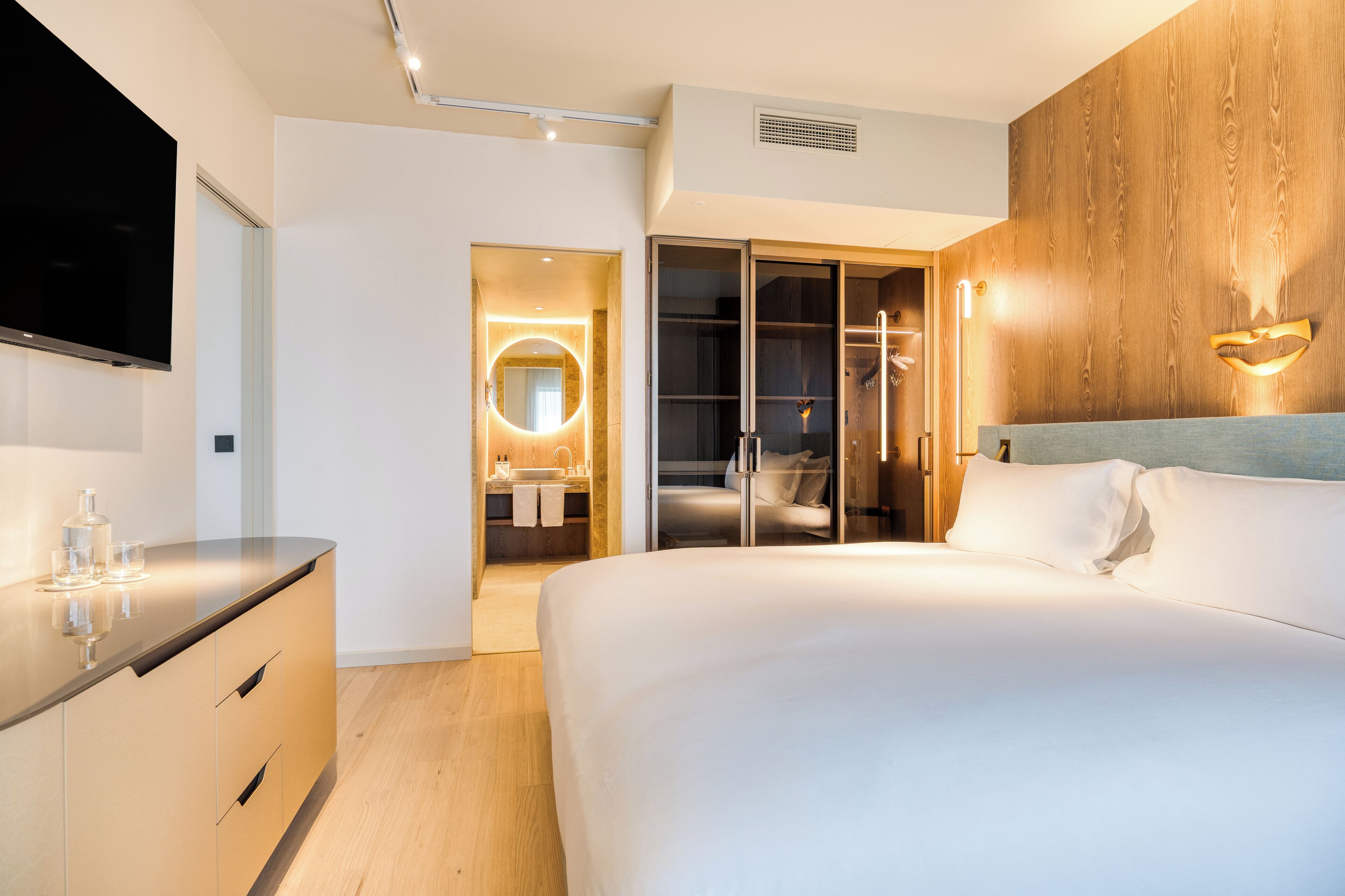 Junior Suite, 1 King Bed (Executive) | Premium bedding, minibar, in-room safe, individually decorated