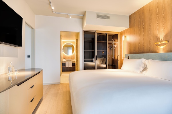 Junior Suite, 1 King Bed (Executive) | Premium bedding, minibar, in-room safe, individually decorated