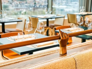 Petit déjeuner, déjeuner et dîner servis sur place