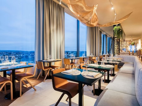 Frühstück und Abendessen. Mövenpick hotel Brussels Airport