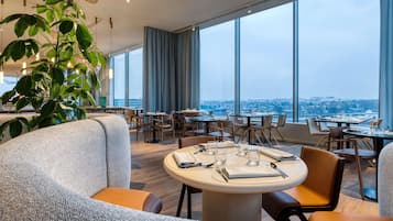 Serveert ontbijt, lunch en diner