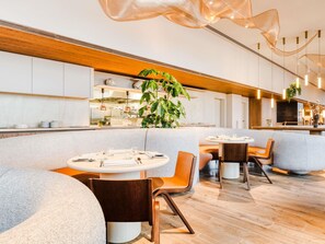 Desayuno continental diario (EUR 30 por persona)