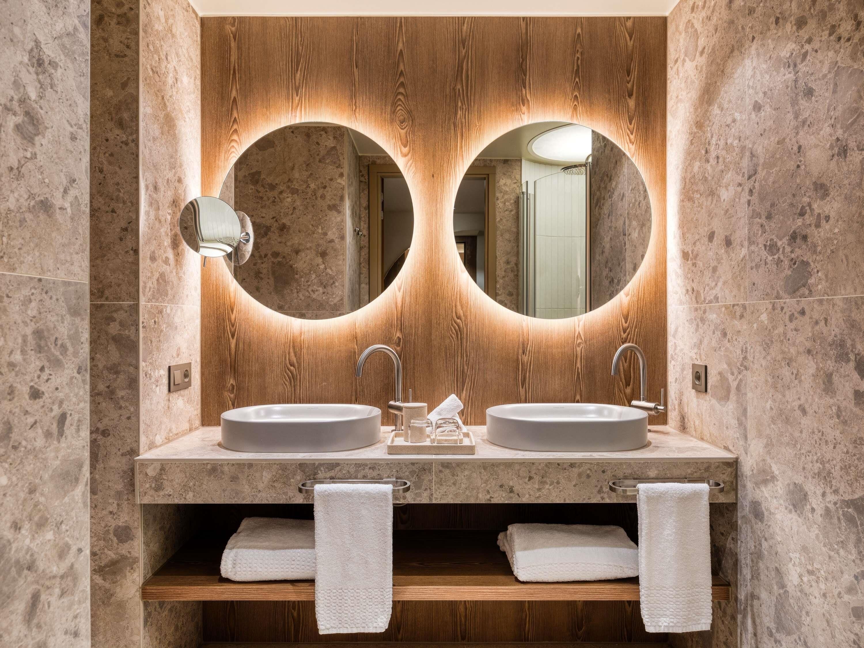 Hochwertige Bettwaren, Minibar, Zimmersafe, individuell dekoriert