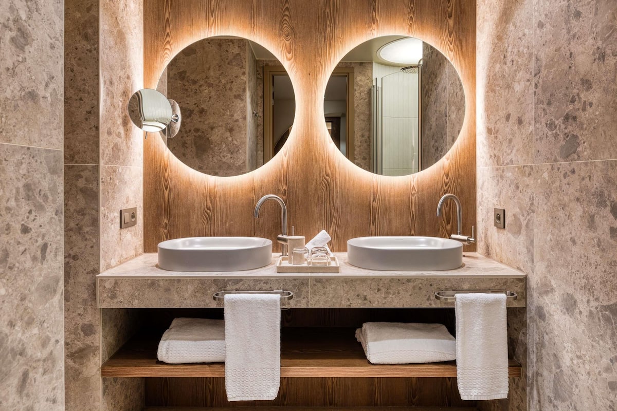 Hochwertige Bettwaren, Minibar, Zimmersafe, individuell dekoriert