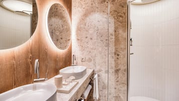 Junior suite, 1 kingsize bed | Badkamer | Een aparte badkuip en douche, een regendouche