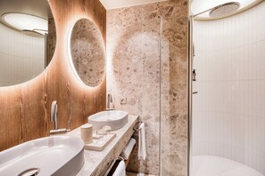 Junior-Suite, 1 King-Bett | Badezimmer | Badewanne und Dusche (separat), Regendusche