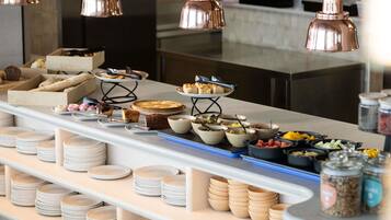 Un buffet proposant une variété de plats et d'ustensiles.