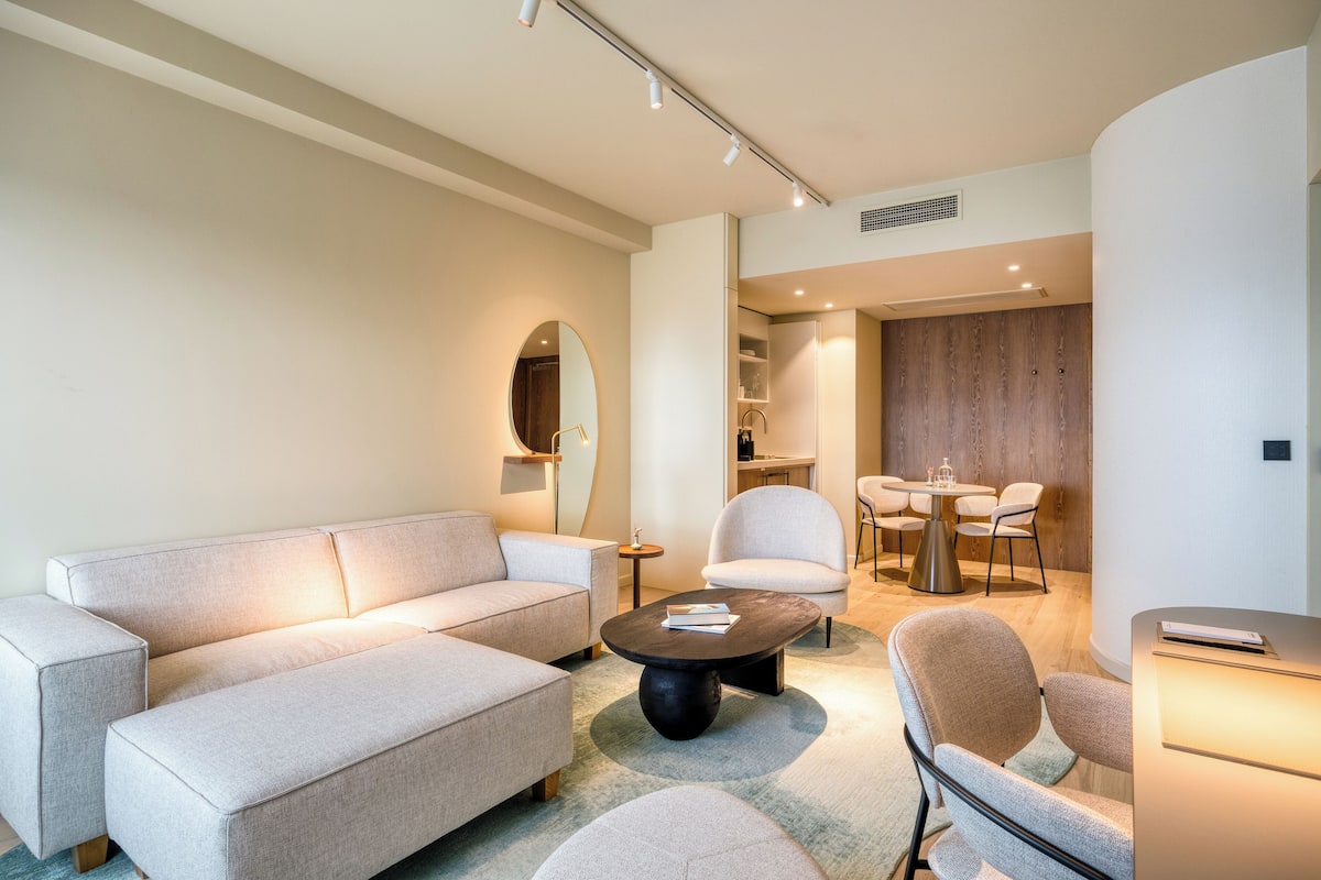 Suite – junior, 1 kingsize-seng (Executive) | Oppholdsområde | En 55-tommers TV med digitale kanaler samt Netflix og strømmetjenester