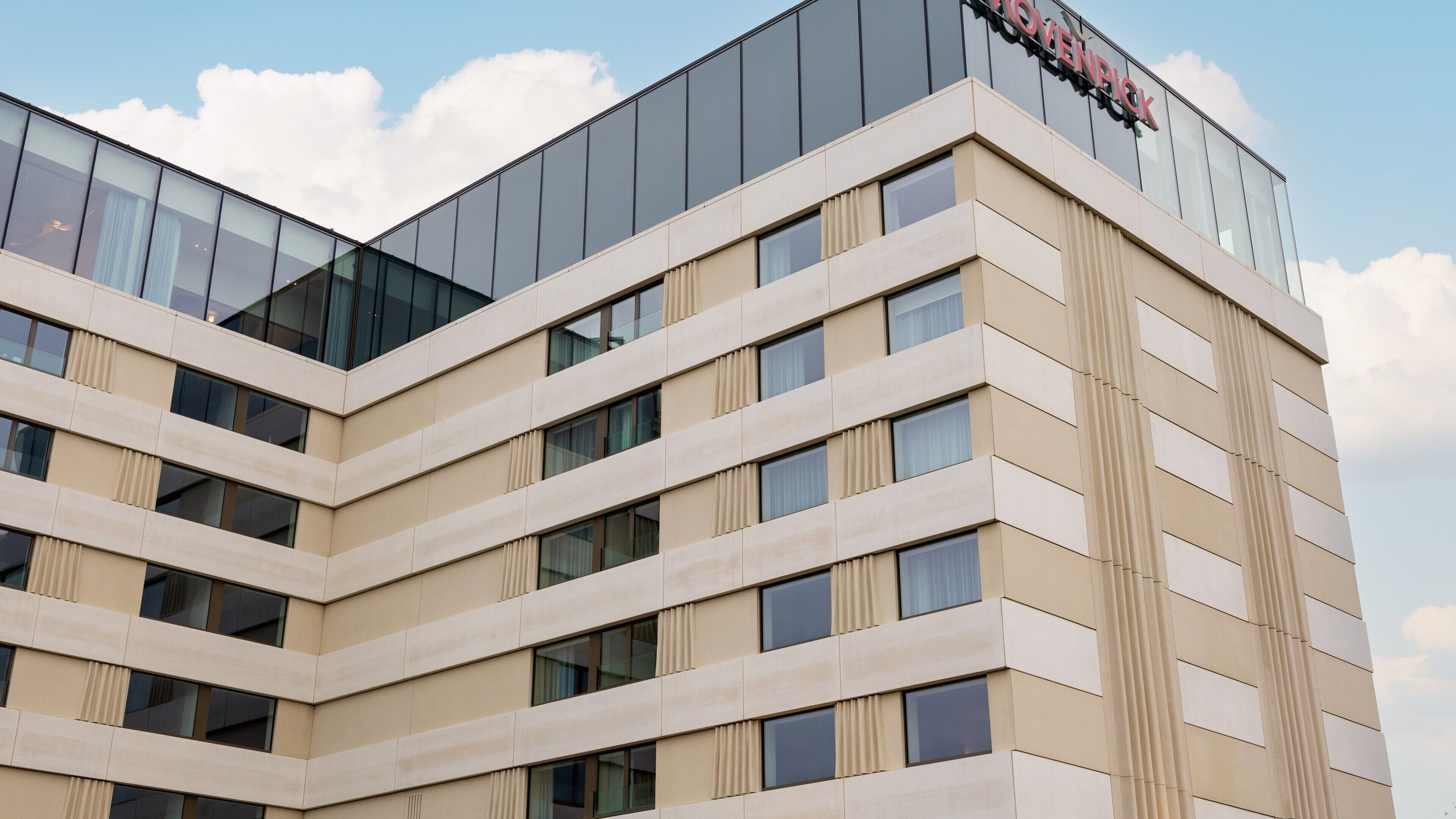 A modern building with a glass facade and a sign reading "PROVENDI".