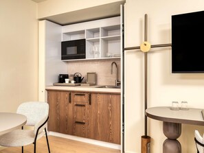 Suite Junior, 1 Tempat Tidur King | Seprai premium, minibar, brankas, dan didekorasi berbeda-beda
