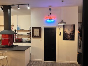 ثلاجة، ميكروويف، فرن، موقد طهي مسطح