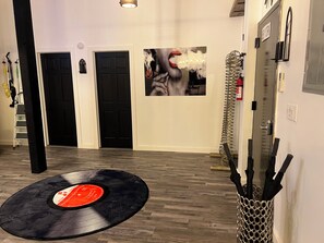 المنشأة من الداخل