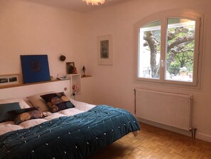 6 bedrooms, iron/ironing board, WiFi, bed sheets