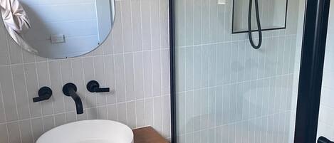 タオル、石鹸、トイレットペーパー