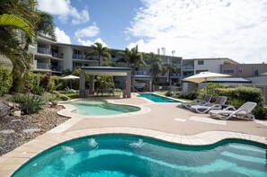 حمّام سباحة خارجي، حمّام سباحة مُدفَّأ