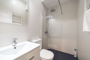 Hair dryer, towels, toilet paper - Apartamento Acogedor. ¡¡ A Escasos Minutos Caminando del Parque del Retiro!! (Madrid)