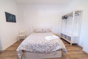 1 habitación, tabla de planchar con plancha, wifi y ropa de cama 